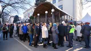 Одна из самых больших очередей образовалась у посольства в столице Кыргызстана Бишкеке. Туда пришли около двух тысяч человек, сообщает The Insider. По словам наблюдающего за выборами в посольстве Василия Дамова, участок там оборудован в шатрах на улице, вне стен здания дипмиссии.