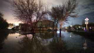 Школа на затопленной улице Орска. В то время как в Орске вода отступает, в Оренбурге она продолжает прибывать.