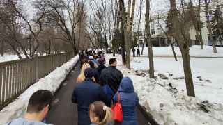 Единственным, кому дали возможность собрать подписи, стал выдвинутый «Гражданской инициативой» Борис Надеждин, открыто выступающий против войны и призывающий к освобождению политзаключенных. Однако когда в Кремле увидели очереди из желающих поддержать политика, ЦИК получил указание не регистрировать кандидата, рассказывали источники The Moscow Times.