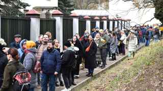 По замыслу организаторов, те, кто выступает против переизбрания Владимира Путина на новый президентский срок, должны прийти на избирательные участки в одно время — в 12 часов дня 17 марта.